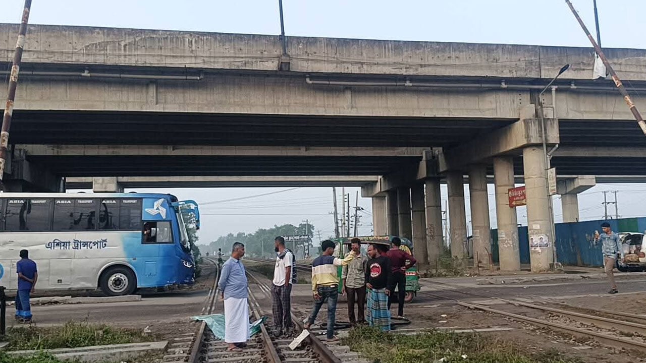 কুমিল্লায় ট্রেন দুর্ঘটনায় নিহত ১২: রেলক্রসিংয়ের দুই গেটম্যান বরখাস্ত